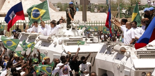 Jogadores da seleção brasileira acenam de dentro de tanques de guerra para os haitianos, antes do amistoso de 2004 - Reuters - Reuters