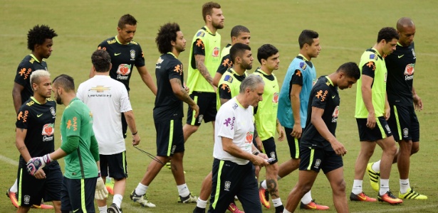 Tite repete a formação (sem colete) em treino da seleção em Manaus - Pedro Martins/MoWa Press