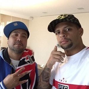 Felipe Melo posa nas redes sociais com a camisa do São Paulo - Reprodução - Reprodução