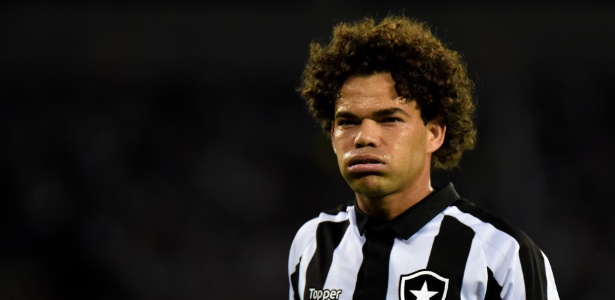 Camilo em ação pelo Botafogo no Engenhão contra o Avaí. Jogador chega ao Inter - Thiago Ribeiro/AGIF
