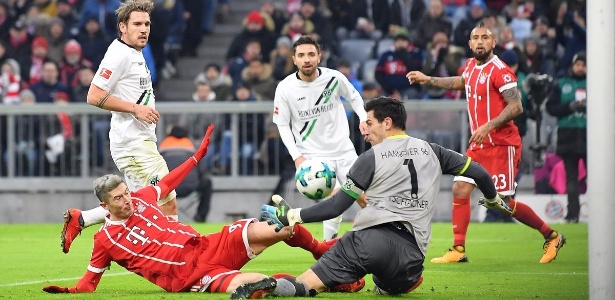 Lewandowski tenta completar lance no jogo do Bayern contra o Hannover - Divulgação/Bayern de Munique