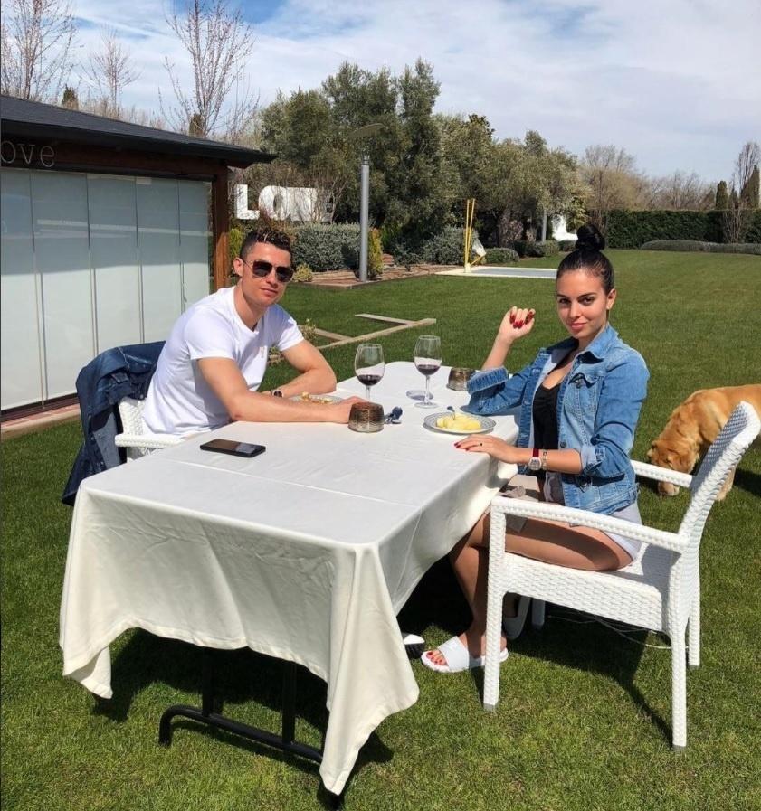 Cristiano Ronaldo em almoço de Páscoa com a namorada