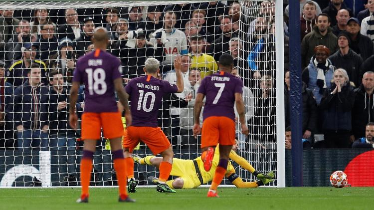 Lloris defende pênalti - Peter Nicholls/Reuters - Peter Nicholls/Reuters