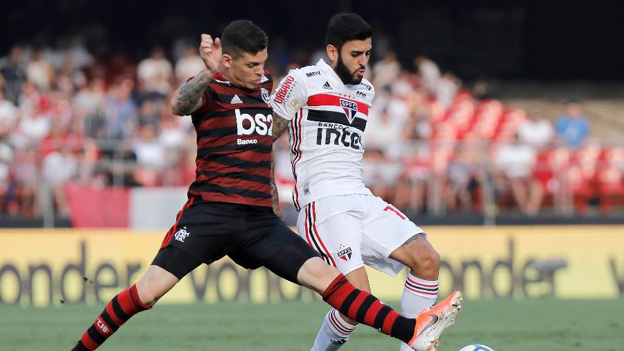 Liziero e Ronaldo disputam bola durante partida entre São Paulo e Flamengo - Daniel Vorley/AGIF
