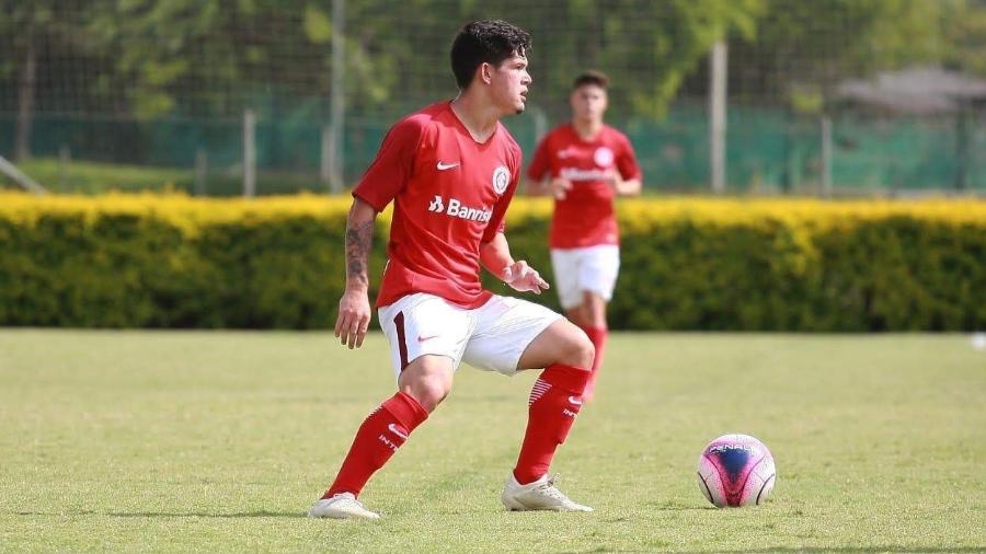 Alyson Motta tem 19 anos e defendeu Internacional e Rio Claro após rescindir com o Corinthians, em 2017 - Acervo pessoal