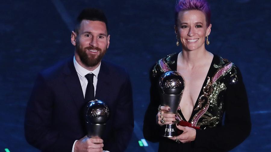Lionel Messi e Megan Rapinoe posam com prêmios de melhores jogadores do mundo dado pela Fifa - Emilio Andreoli/Getty Images