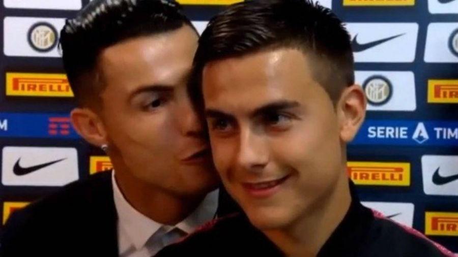 CR7 dá um beijo em Paulo Dybala após vitória da Juventus - Reprodução