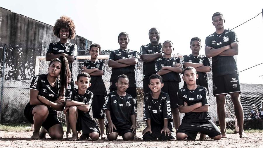 Santos distribuiu 60 camisas pretas para crianças de projeto social - Ivan Storti/Santos FC