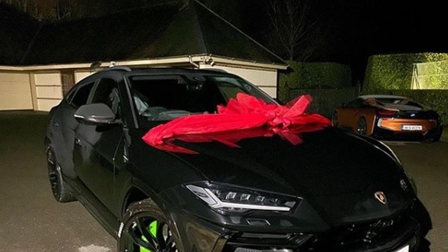 McGregor presenteia a família com carro de luxo no Natal - Reprodução/Instagram