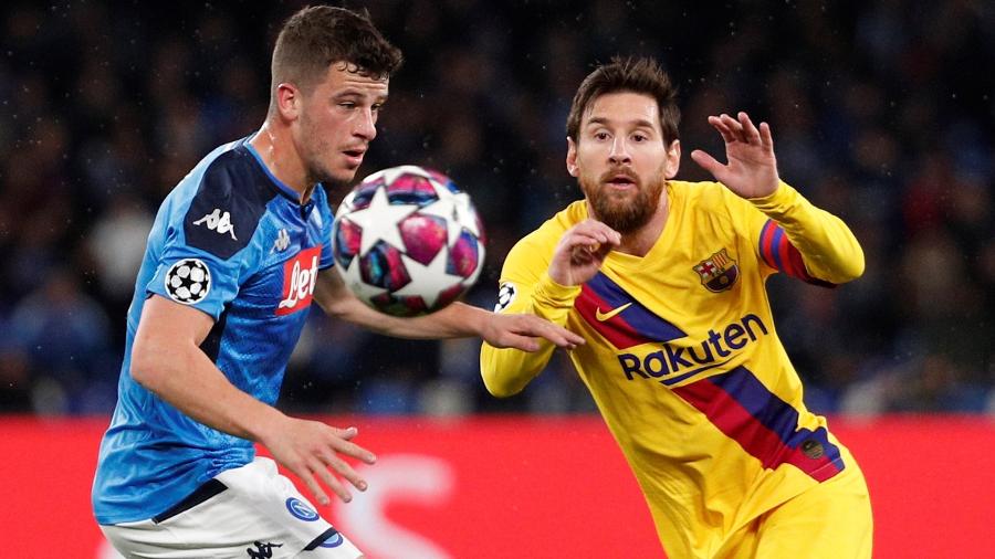 Messi disputa a bola com Diego Demme no primeiro duelo entre Napoli x Barcelona; volta será no Camp Nou - Guglielmo Mangiapane/Reuters