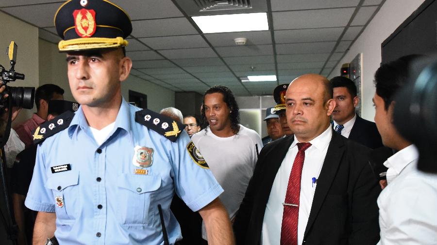 Ronaldinho chega ao Palácio de Justiça de Assunção para prestar depoimento durante a sexta - Norberto DUARTE / AFP