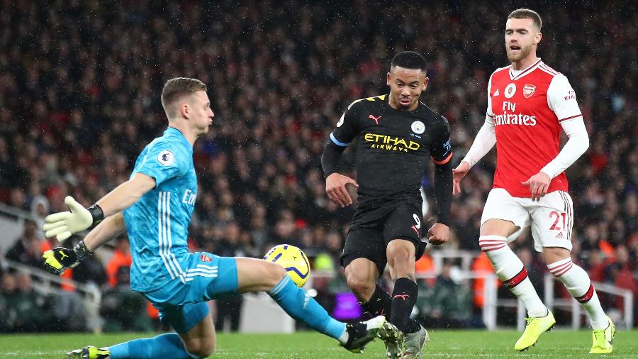 Bernd Leno do Arsenal defendendo chute de Gabriel Jesus do Manchester City durante partida do Campeonato Inglês - Julian Finney/Getty Images