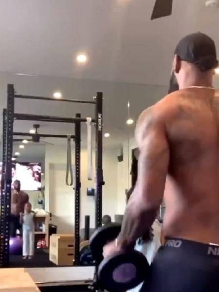 LeBron James faz exercícios na academia ao lado da filha - Reprodução/Instagram