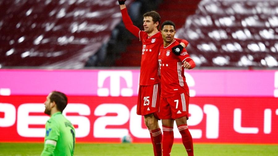 Serge Gnabry e Thomas Mueller comemoram gol do Bayern de Munique diante do Hoffenheim pelo Campeonato Alemão - Adam Pretty/Getty Images