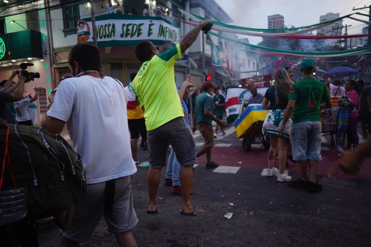 Torcedores do Palmeiras comemoram título no entorno do Allianz Parque - André Porto/UOL