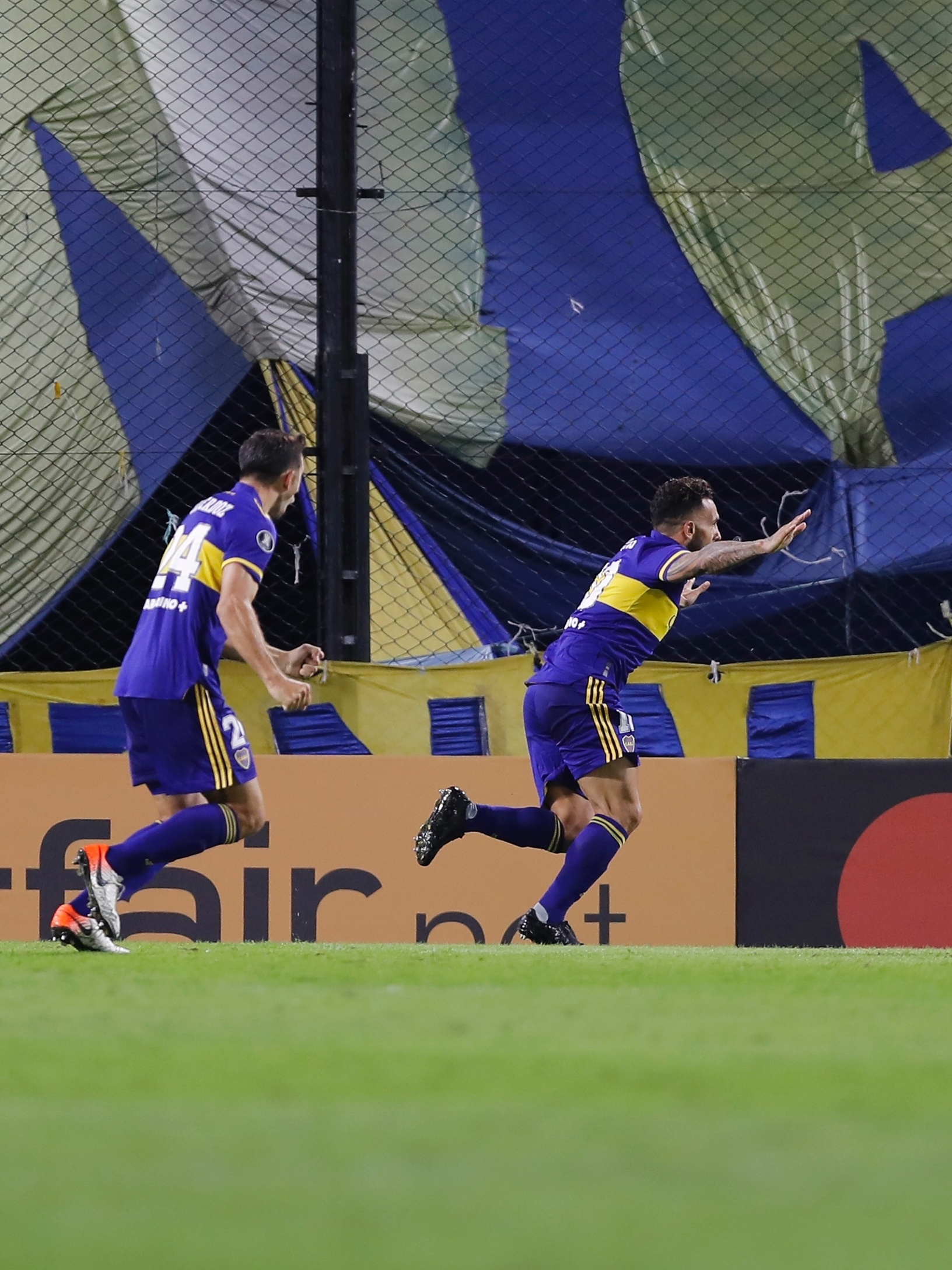 Foi rebaixado com o Santos e agora pode abandonar o clube para jogar no  Boca Juniors