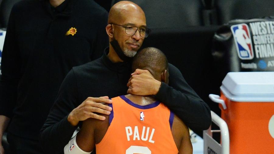 Monty Williams e Chris Paul, do Phoenix Suns, se abraçam para comemorar título da Conferência Oeste da NBA - Gary A. Vasquez/USA TODAY Sports
