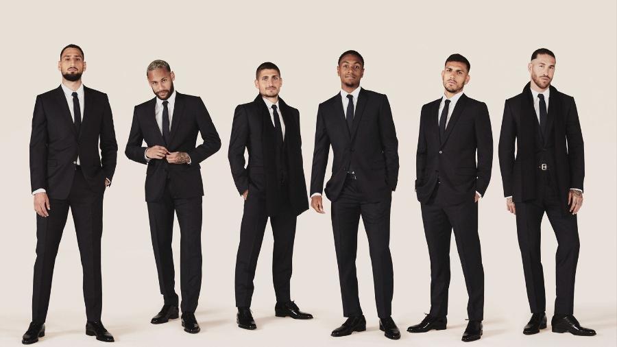 Jogadores do PSG posam com terno da parceria com a Dior - Divulgação/PSG