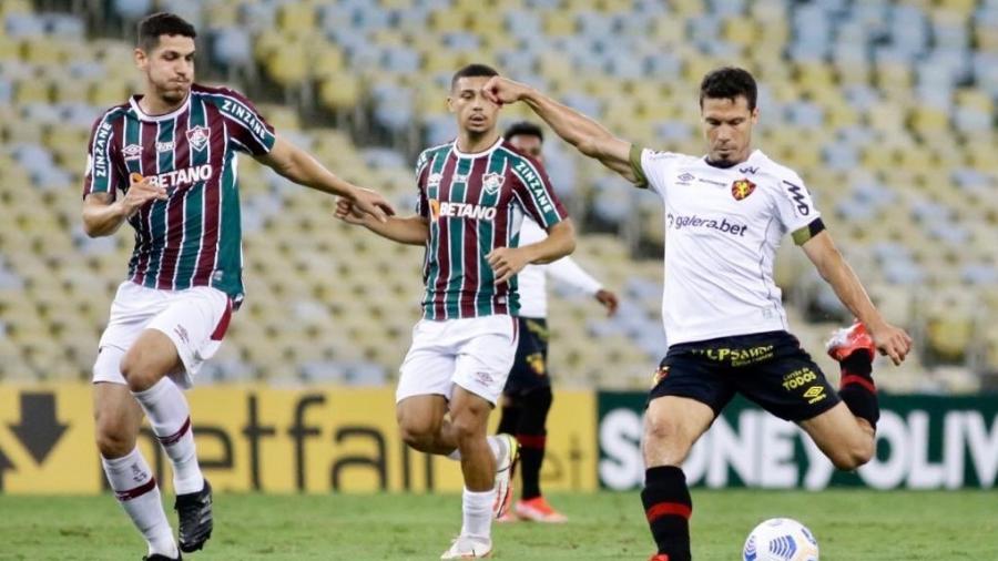 Hernanes finaliza jogada do Sport sob a marcação de Nino em partida contra o Fluminense - Divulgação/Sport