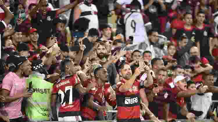 Jogadores do Flamengo tiram selfie ao marcar contra o Ceará, no Maracanã - Reprodução/ge - Reprodução/ge