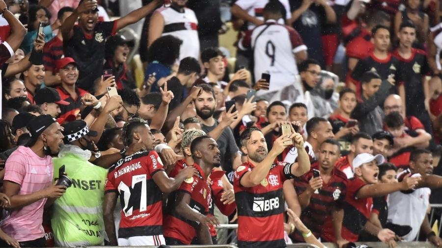 Jogadores do Flamengo tiram selfie ao marcar contra o Ceará, no Maracanã - Reprodução/ge