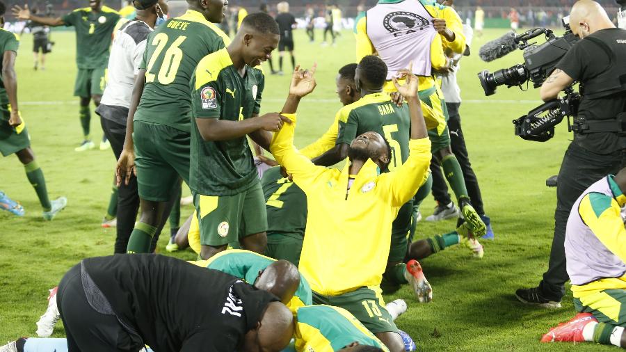Senegal comemora a conquista inédita da Copa Africana de Nações após vitória sobre o Egito nos pênaltis - Haykel Hmima/Anadolu Agency via Getty Images