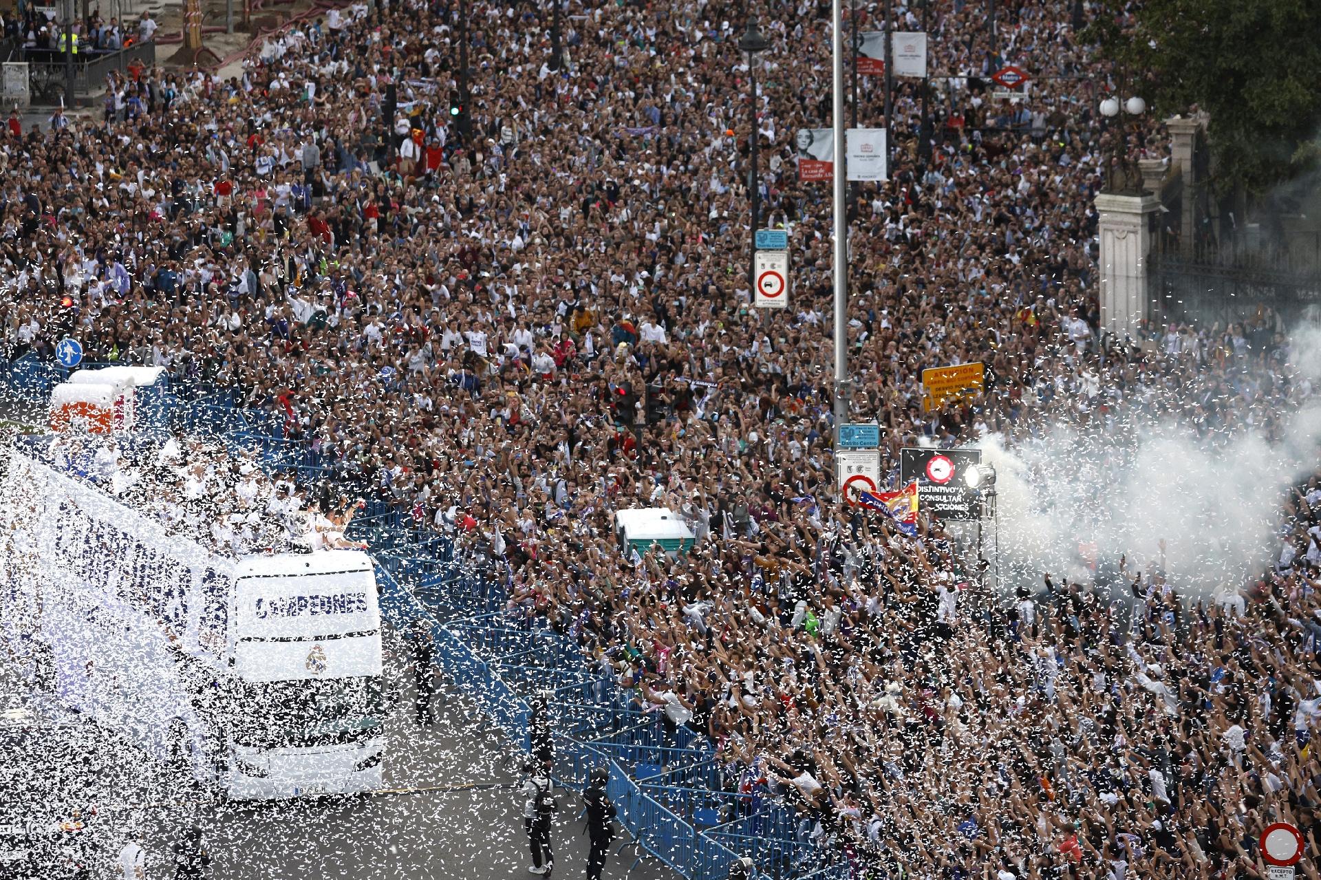 Multidão vai às ruas de Madri comemorar mais um título espanhol do Real - Susana Vera/Reuers