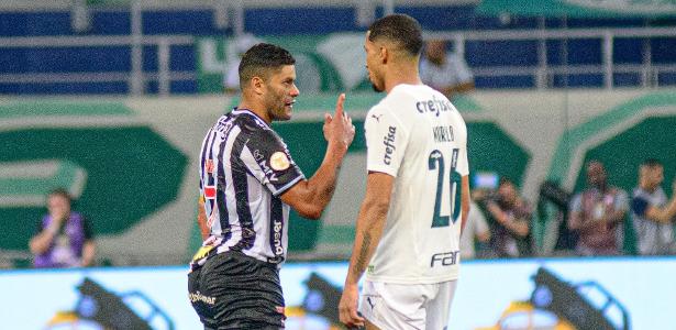 Hulk, do Atlético-MG, bate boca com zagueiro Murilo, do Palmeiras, em jogo pelo Brasileirão