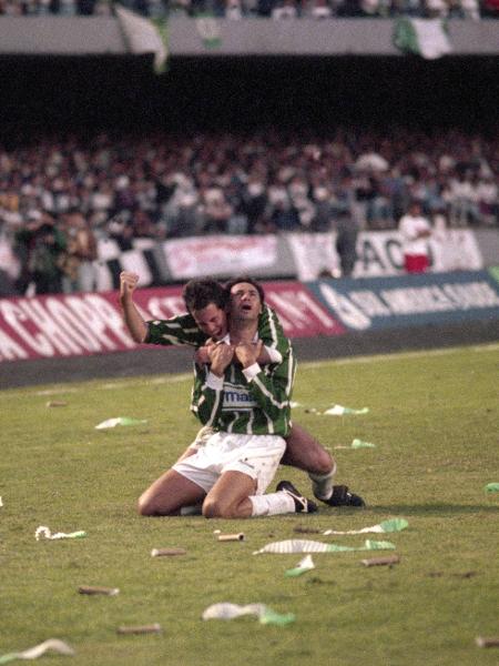 Evair e Antônio Carlos comemoram gol do Palmeiras na final do Paulistão 1993 contra o Corinthians, no Morumbi - DJALMA VASSAO/ESTADÃO CONTEÚDO/AE