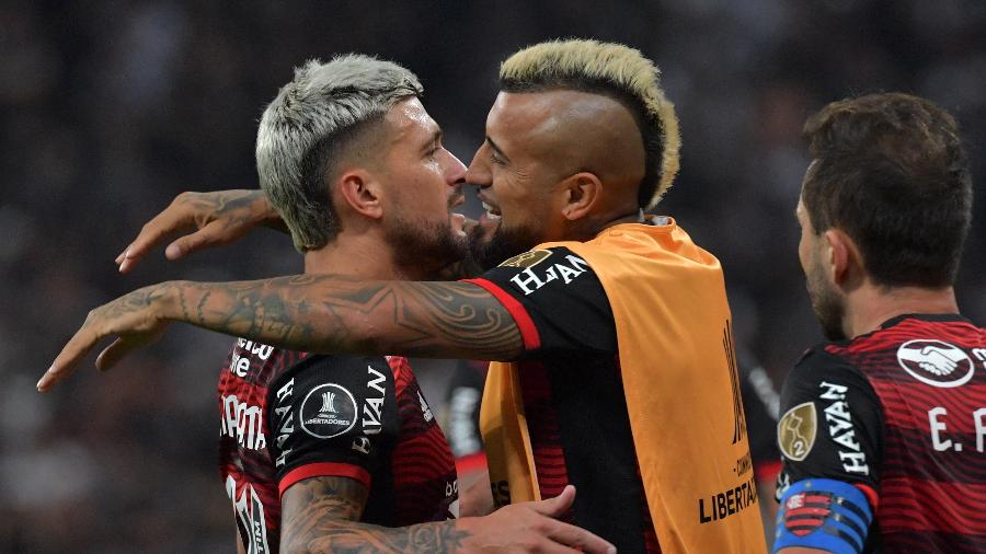 Arrascaeta, do Flamengo comemora seu gol contra o Corinthians com Vidal - NELSON ALMEIDA / AFP
