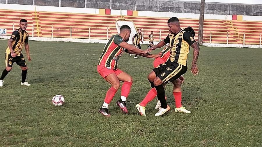 Farroupilha levou 7 a 0 do Bagé (de amarelo e preto) no domingo, no estádio Torquato Pontes, em Rio Grande - Divulgação/Grêmio Esportivo Bagé