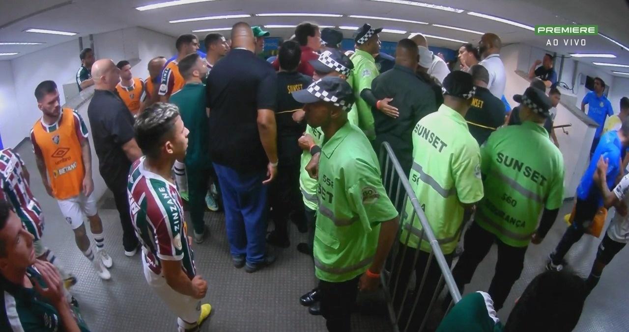 Jogadores de Fluminense e Palmeiras discutem no intervalo do jogo