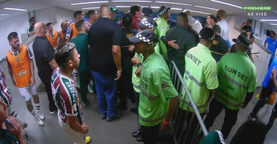 Jogadores de Fluminense e Palmeiras discutem no intervalo do jogo