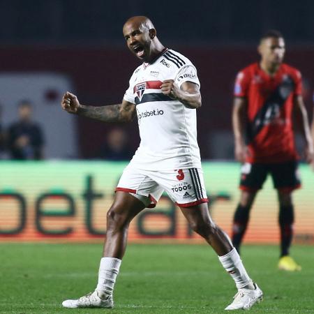 Patrick comemora gol marcado pelo São Paulo sobre o Atlético-GO - Carla Carniel/Reuters