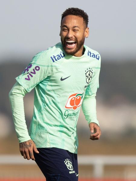 Neymar sorri durante treino da seleção em Le Havre, na França - Lucas Figueiredo/CBF