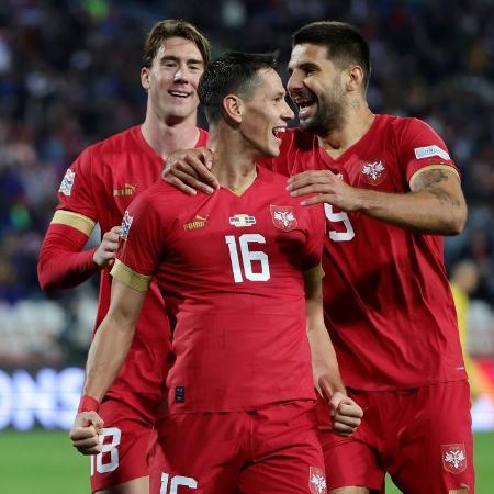 Jogadores da Sérvia comemoram gol na vitória por 4 a 1 sobre a Suécia, pela Liga das Nações - Srdjan Stevanovic/Getty