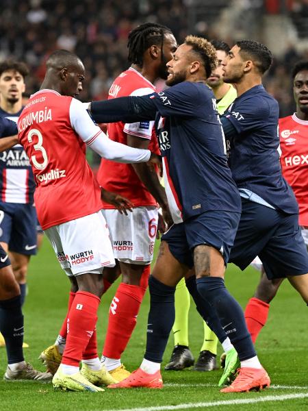 Neymar, do PSG, briga com jogadores do Reims durante partida do Campeonato Francês - Denis Charlet/AFP