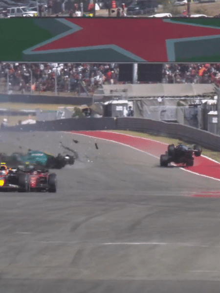 Carro de Alonso voa após batida no GP dos EUA de Fórmula 1; veja