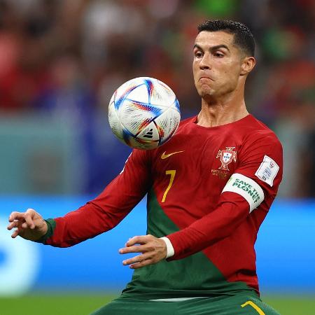 Cristiano Ronaldo dá passe de ombro em jogo contra o Uruguai pela Copa do Mundo -  REUTERS/Matthew Childs