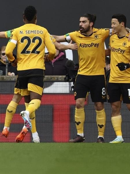 Jogadores do Wolverhampton celebram gol diante do Liverpool em jogo válido pelo Campeonato Inglês - Darren Staples/AFP