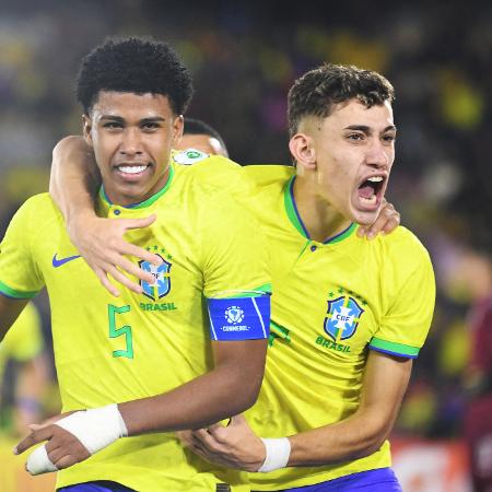 Jogadores do Brasil comemoram gol sobre o Uruguai no Sul-Americano Sub-20 - DANIEL MUNOZ / AFP