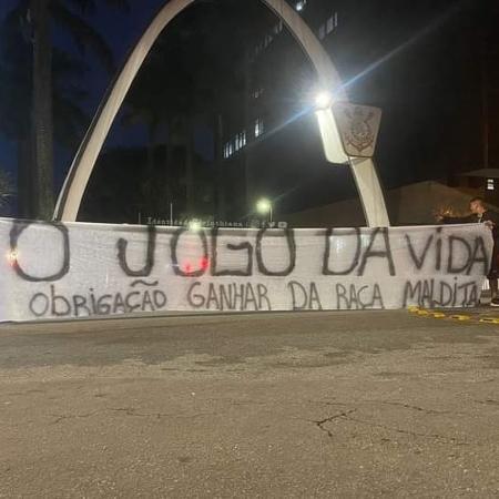 Torcedores do Corinthians exibem faixa em frente ao Parque São Jorge antes de clássico contra o Palmeiras - Reprodução/Redes Sociais