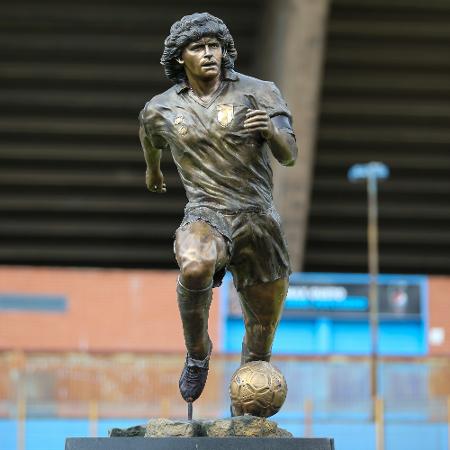 Estátua de Diego Maradona estava na entrada do estádio do Napoli -  Marco Cantile/LightRocket via Getty Images