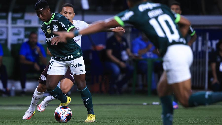Endrick domina a bola em lance da partida entre Palmeiras x Ferroviária, pelo Paulista - Ettore Chiereguini/AGIF