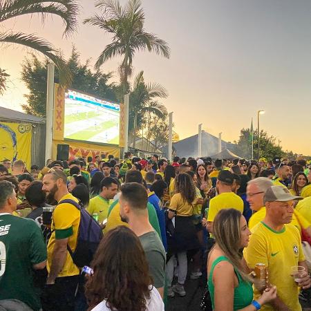 Torcedores brasileiros reunidos antes de jogo da Copa feminina, em Brisbane, na Austrália