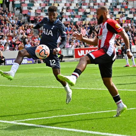 Emerson Royal, do Tottenham, disputa a bola com Mbeumo, do Brentford, no Campeonato Inglês