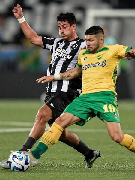 Gabriel Pires, do Botafogo, disputa a bola com Barbona, do Defensa y Justicia, durante jogo da Sul-Americana
