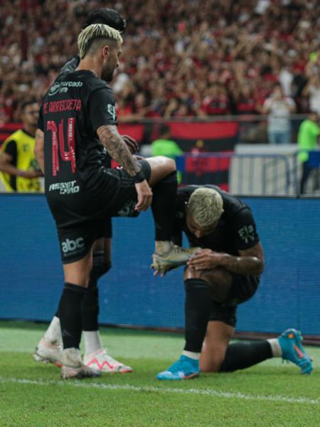 Gabigol, do Flamengo, comemora com Arrascaeta após marcar contra o Sampaio Corrêa, no Carioca