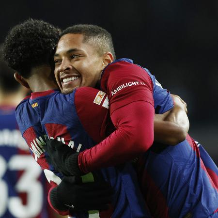 Lamine Yamal abraça Vitor Roque, que marcou seu primeiro gol pelo Barcelona
