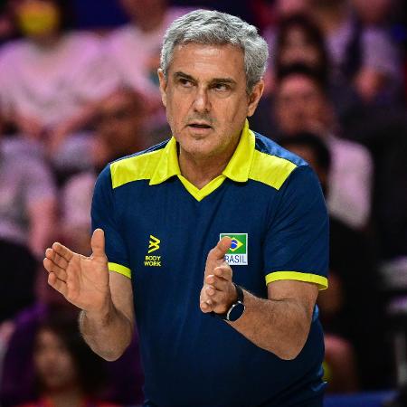 José Roberto Guimarães durante partida da seleção brasileira feminina de vôlei na Liga das Nações